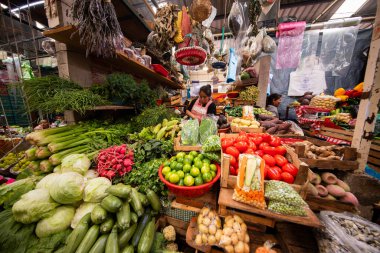 Cholula, Meksika; 1 Ocak 2025: Cosme del Razo belediye pazarında gıda tezgahları ve festival atmosferi.