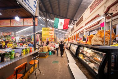 Cholula, Meksika; 1 Ocak 2025: Cosme del Razo belediye pazarında gıda tezgahları ve festival atmosferi.