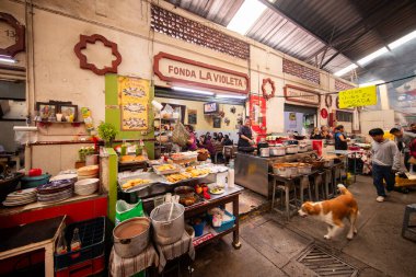 Cholula, Meksika; 1 Ocak 2025: Cosme del Razo belediye pazarında gıda tezgahları ve festival atmosferi.