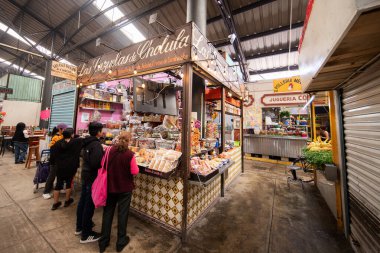 Cholula, Meksika; 1 Ocak 2025: Cosme del Razo belediye pazarında gıda tezgahları ve festival atmosferi.