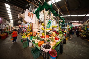 Cholula, Meksika; 1 Ocak 2025: Cosme del Razo belediye pazarında gıda tezgahları ve festival atmosferi.