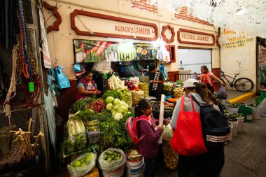 Cholula, Meksika; 1 Ocak 2025: Cosme del Razo belediye pazarında gıda tezgahları ve festival atmosferi.