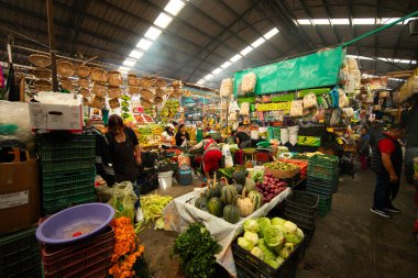 Cholula, Meksika; 1 Ocak 2025: Cosme del Razo belediye pazarında gıda tezgahları ve festival atmosferi.