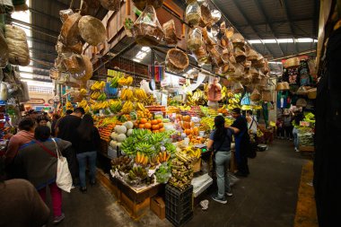 Cholula, Meksika; 1 Ocak 2025: Cosme del Razo belediye pazarında gıda tezgahları ve festival atmosferi.