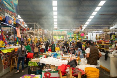Cholula, Meksika; 1 Ocak 2025: Cosme del Razo belediye pazarında gıda tezgahları ve festival atmosferi.
