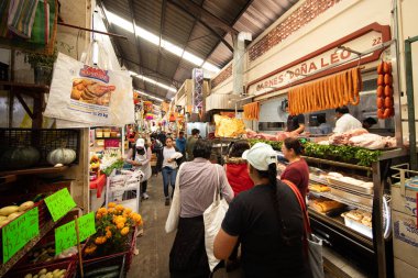 Cholula, Meksika; 1 Ocak 2025: Cosme del Razo belediye pazarında gıda tezgahları ve festival atmosferi.