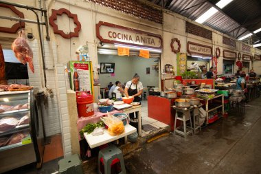 Cholula, Meksika; 1 Ocak 2025: Cosme del Razo belediye pazarında gıda tezgahları ve festival atmosferi.