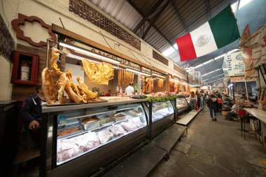 Cholula, Meksika; 1 Ocak 2025: Cosme del Razo belediye pazarında gıda tezgahları ve festival atmosferi.