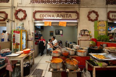 Cholula, Meksika; 1 Ocak 2025: Cosme del Razo belediye pazarında gıda tezgahları ve festival atmosferi.