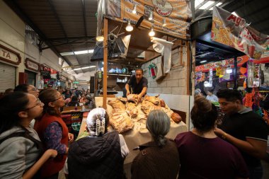 Cholula, Meksika; 1 Ocak 2025: Cosme del Razo belediye pazarında gıda tezgahları ve festival atmosferi.