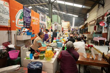 Cholula, Meksika; 1 Ocak 2025: Cosme del Razo belediye pazarında gıda tezgahları ve festival atmosferi.