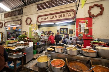 Cholula, Meksika; 1 Ocak 2025: Cosme del Razo belediye pazarında gıda tezgahları ve festival atmosferi.