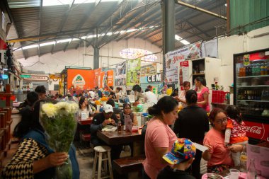 Cholula, Meksika; 1 Ocak 2025: Cosme del Razo belediye pazarında gıda tezgahları ve festival atmosferi.