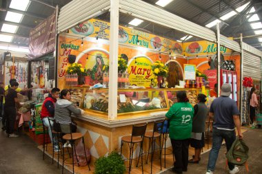 Cholula, Meksika; 1 Ocak 2025: Cosme del Razo belediye pazarında gıda tezgahları ve festival atmosferi.