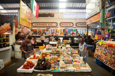 Cholula, Meksika; 1 Ocak 2025: Cosme del Razo belediye pazarında gıda tezgahları ve festival atmosferi.