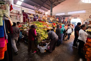 Cholula, Meksika; 1 Ocak 2025: Cosme del Razo belediye pazarında gıda tezgahları ve festival atmosferi.