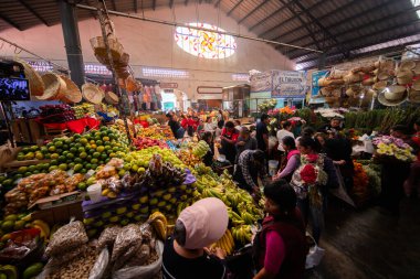 Cholula, Meksika; 1 Ocak 2025: Cosme del Razo belediye pazarında gıda tezgahları ve festival atmosferi.