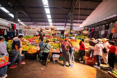 Cholula, Meksika; 1 Ocak 2025: Cosme del Razo belediye pazarında gıda tezgahları ve festival atmosferi.