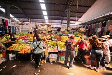 Cholula, Meksika; 1 Ocak 2025: Cosme del Razo belediye pazarında gıda tezgahları ve festival atmosferi.