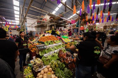 Cholula, Meksika; 1 Ocak 2025: Cosme del Razo belediye pazarında gıda tezgahları ve festival atmosferi.