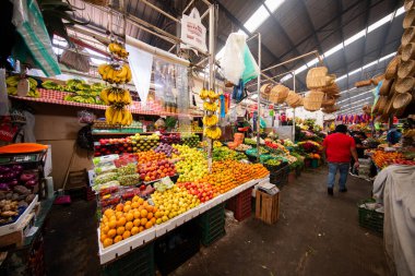 Cholula, Meksika; 1 Ocak 2025: Cosme del Razo belediye pazarında gıda tezgahları ve festival atmosferi.
