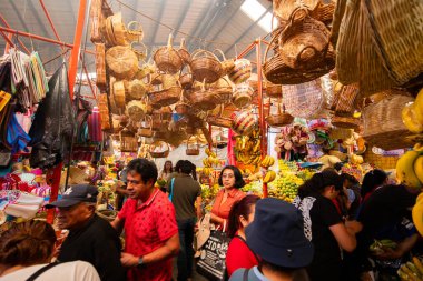 Cholula, Meksika; 1 Ocak 2025: Cosme del Razo belediye pazarında gıda tezgahları ve festival atmosferi.