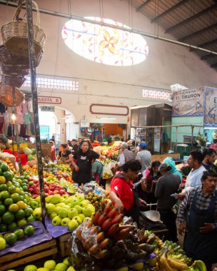 Cholula, Meksika; 1 Ocak 2025: Cosme del Razo belediye pazarında gıda tezgahları ve festival atmosferi.