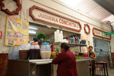 Cholula, Meksika; 1 Ocak 2025: Cosme del Razo belediye pazarında gıda tezgahları ve festival atmosferi.