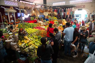 Cholula, Meksika; 1 Ocak 2025: Cosme del Razo belediye pazarında gıda tezgahları ve festival atmosferi.
