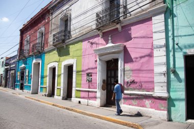 Cholula, Meksika; 1 Ocak 2025: Meksika 'daki büyülü Cholula kasabasının renkli evleri ve caddelerinin manzarası.