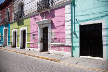 Cholula, Meksika; 1 Ocak 2025: Meksika 'daki büyülü Cholula kasabasının renkli evleri ve caddelerinin manzarası.