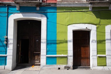 Cholula, Meksika; 1 Ocak 2025: Meksika 'daki büyülü Cholula kasabasının renkli evleri ve caddelerinin manzarası.