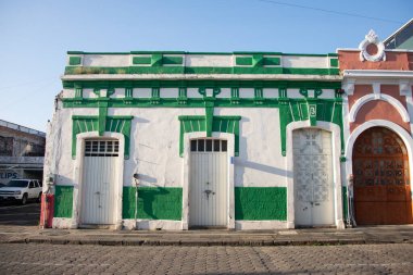 Cholula, Meksika; 1 Ocak 2025: Meksika 'daki büyülü Cholula kasabasının renkli evleri ve caddelerinin manzarası.
