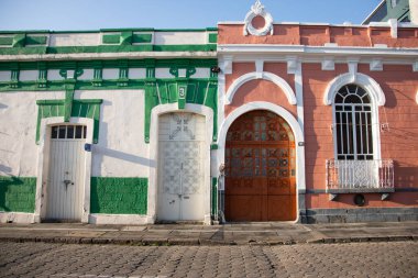 Cholula, Meksika; 1 Ocak 2025: Meksika 'daki büyülü Cholula kasabasının renkli evleri ve caddelerinin manzarası.