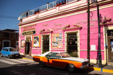 Cholula, Meksika; 1 Ocak 2025: Meksika 'daki büyülü Cholula kasabasının renkli evleri ve caddelerinin manzarası.