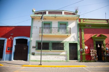 Cholula, Meksika; 1 Ocak 2025: Meksika 'daki büyülü Cholula kasabasının renkli evleri ve caddelerinin manzarası.