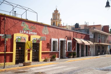 Cholula, Meksika; 1 Ocak 2025: Meksika 'daki büyülü Cholula kasabasının renkli evleri ve caddelerinin manzarası.
