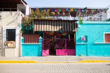 Cholula, Meksika; 1 Ocak 2025: Meksika 'daki büyülü Cholula kasabasının renkli evleri ve caddelerinin manzarası.