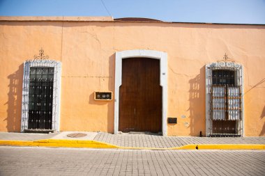 Cholula, Meksika; 1 Ocak 2025: Meksika 'daki büyülü Cholula kasabasının renkli evleri ve caddelerinin manzarası.