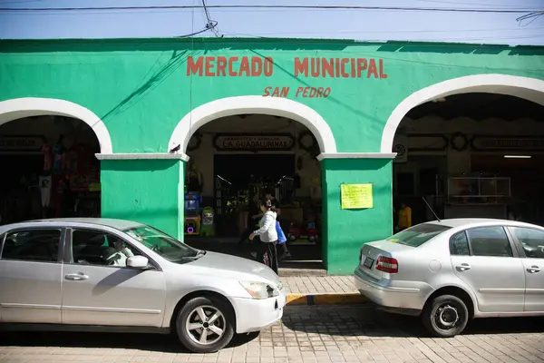 Cholula, Meksika; 1 Ocak 2025: Cosme del Razo belediye pazarında gıda tezgahları ve festival atmosferi.