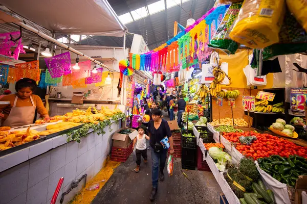 Cholula, Meksika; 1 Ocak 2025: Cosme del Razo belediye pazarında gıda tezgahları ve festival atmosferi.