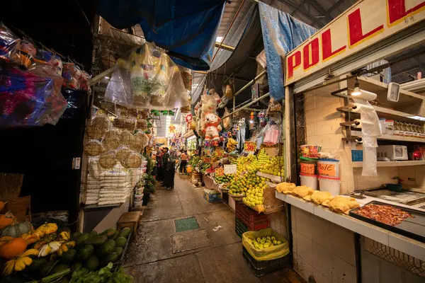 Cholula, Meksika; 1 Ocak 2025: Cosme del Razo belediye pazarında gıda tezgahları ve festival atmosferi.