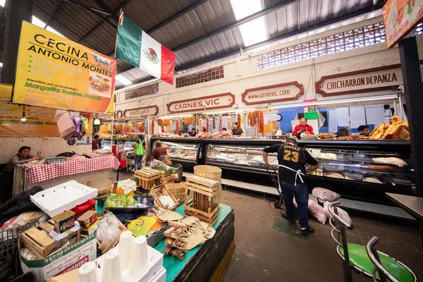 Cholula, Meksika; 1 Ocak 2025: Cosme del Razo belediye pazarında gıda tezgahları ve festival atmosferi.