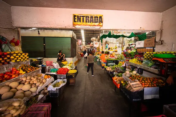 Cholula, Meksika; 1 Ocak 2025: Cosme del Razo belediye pazarında gıda tezgahları ve festival atmosferi.