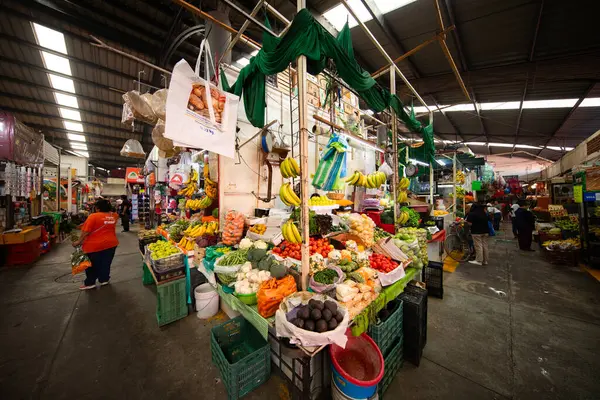 Cholula, Meksika; 1 Ocak 2025: Cosme del Razo belediye pazarında gıda tezgahları ve festival atmosferi.