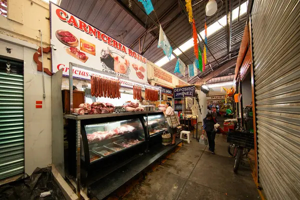 Cholula, Meksika; 1 Ocak 2025: Cosme del Razo belediye pazarında gıda tezgahları ve festival atmosferi.