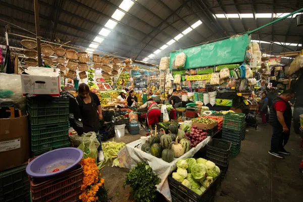 Cholula, Meksika; 1 Ocak 2025: Cosme del Razo belediye pazarında gıda tezgahları ve festival atmosferi.
