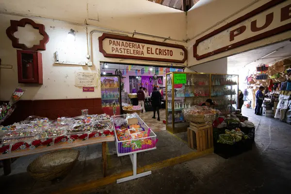 Cholula, Meksika; 1 Ocak 2025: Cosme del Razo belediye pazarında gıda tezgahları ve festival atmosferi.