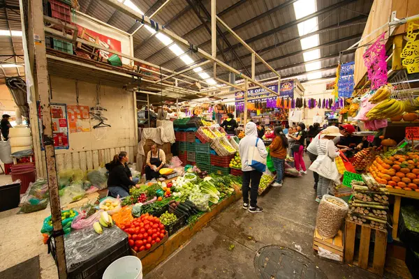 Cholula, Meksika; 1 Ocak 2025: Cosme del Razo belediye pazarında gıda tezgahları ve festival atmosferi.