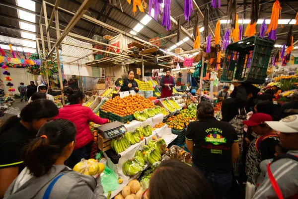 Cholula, Meksika; 1 Ocak 2025: Cosme del Razo belediye pazarında gıda tezgahları ve festival atmosferi.